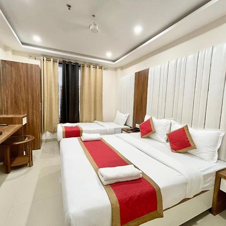 Hotel Shree Radha Krishna Váránaszi Kültér fotó