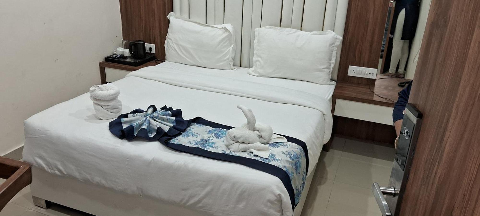 Hotel Shree Radha Krishna Váránaszi Kültér fotó