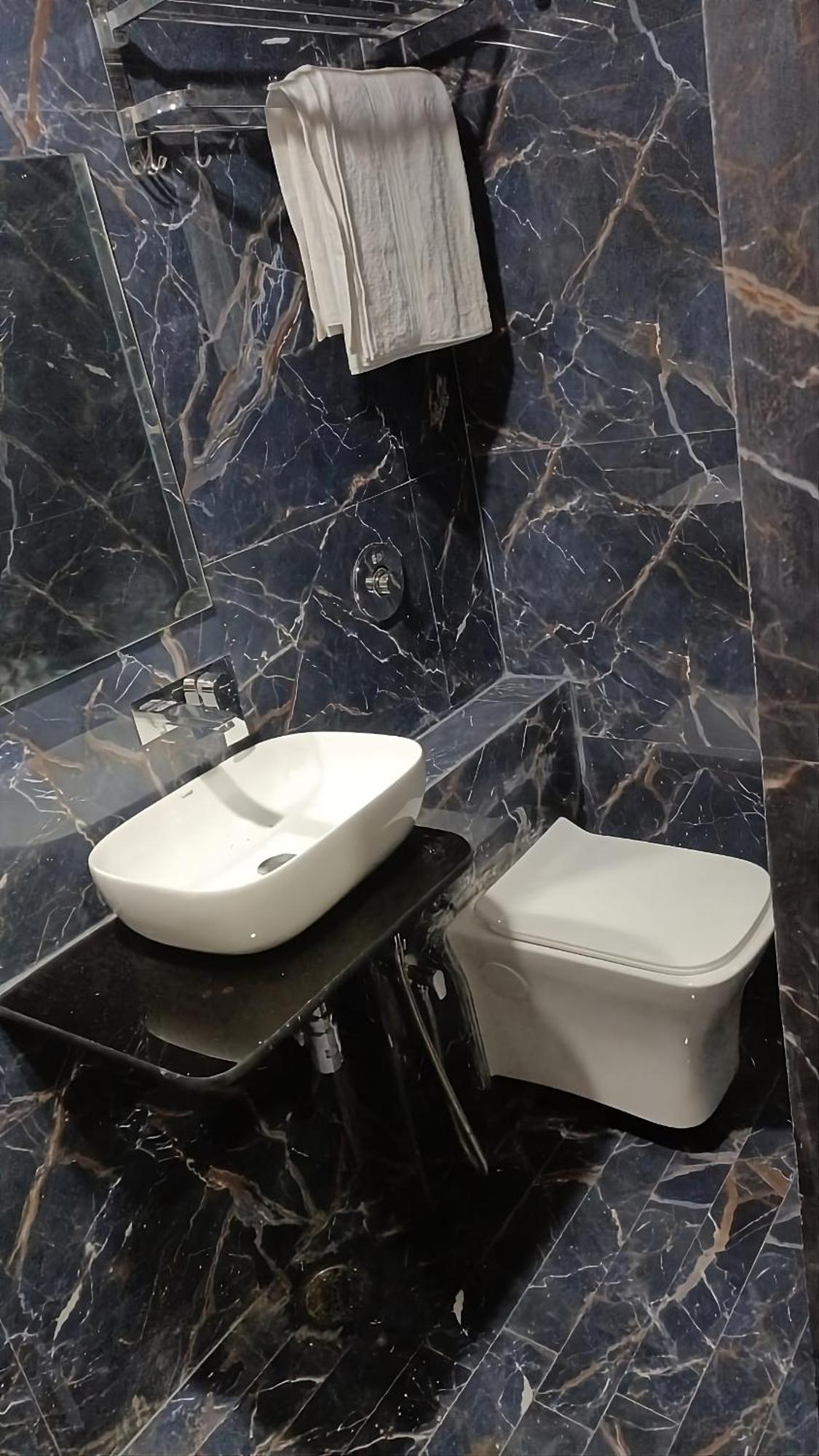 Hotel Shree Radha Krishna Váránaszi Kültér fotó