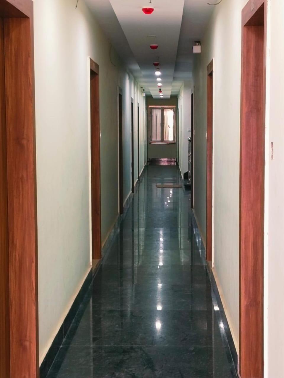 Hotel Shree Radha Krishna Váránaszi Kültér fotó