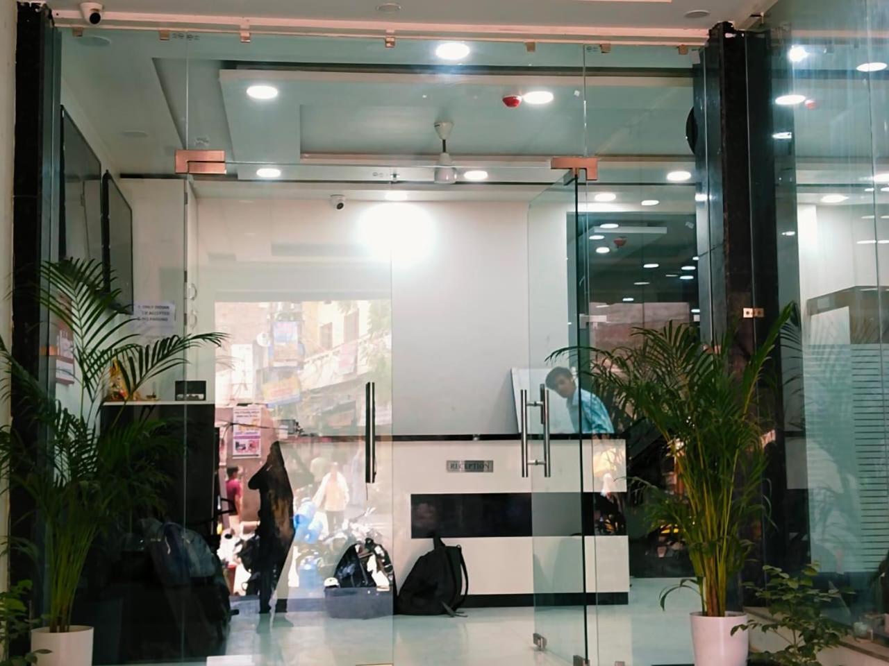 Hotel Shree Radha Krishna Váránaszi Kültér fotó