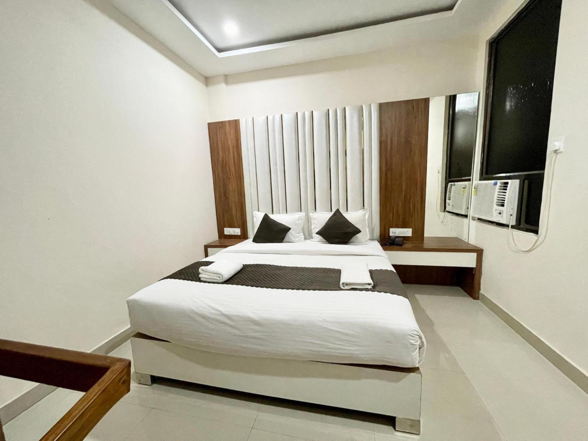 Hotel Shree Radha Krishna Váránaszi Kültér fotó