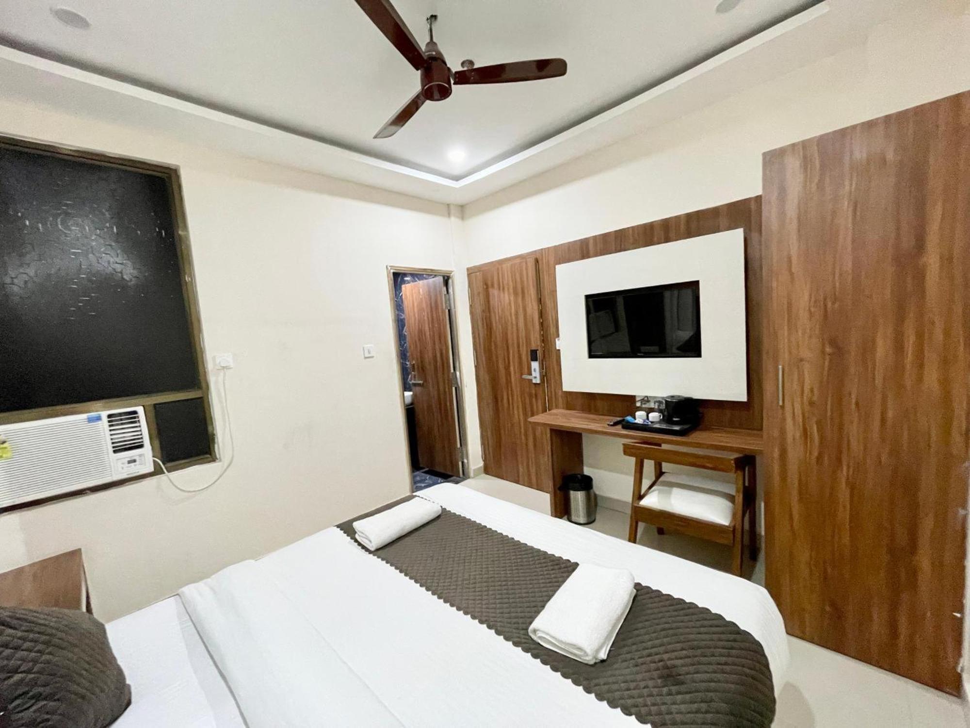 Hotel Shree Radha Krishna Váránaszi Kültér fotó