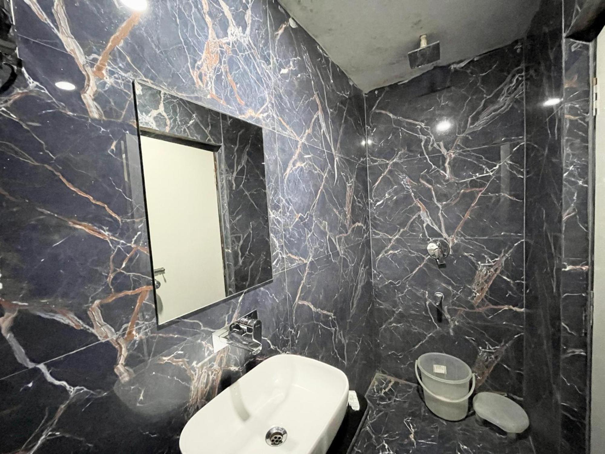 Hotel Shree Radha Krishna Váránaszi Kültér fotó