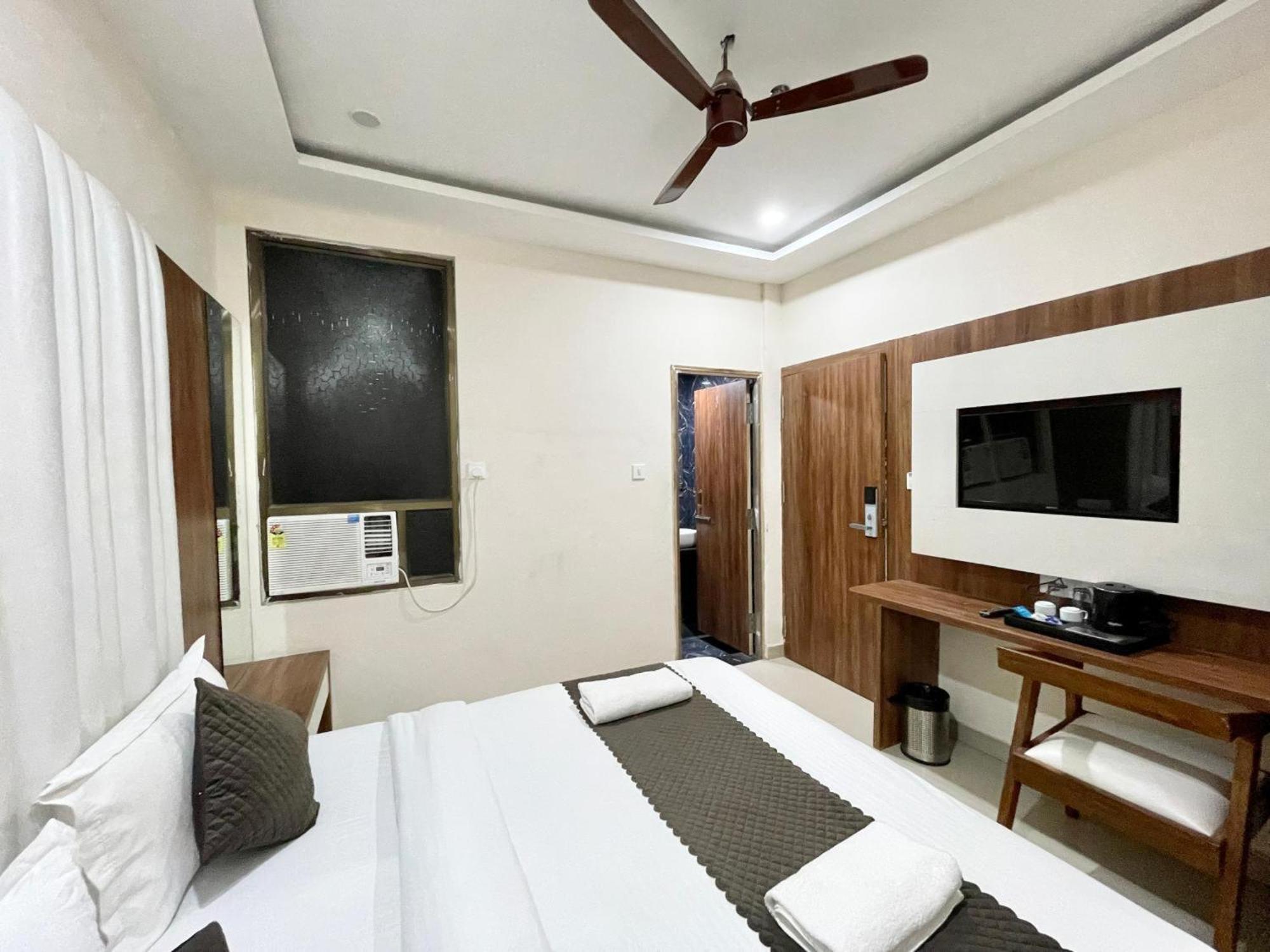 Hotel Shree Radha Krishna Váránaszi Kültér fotó