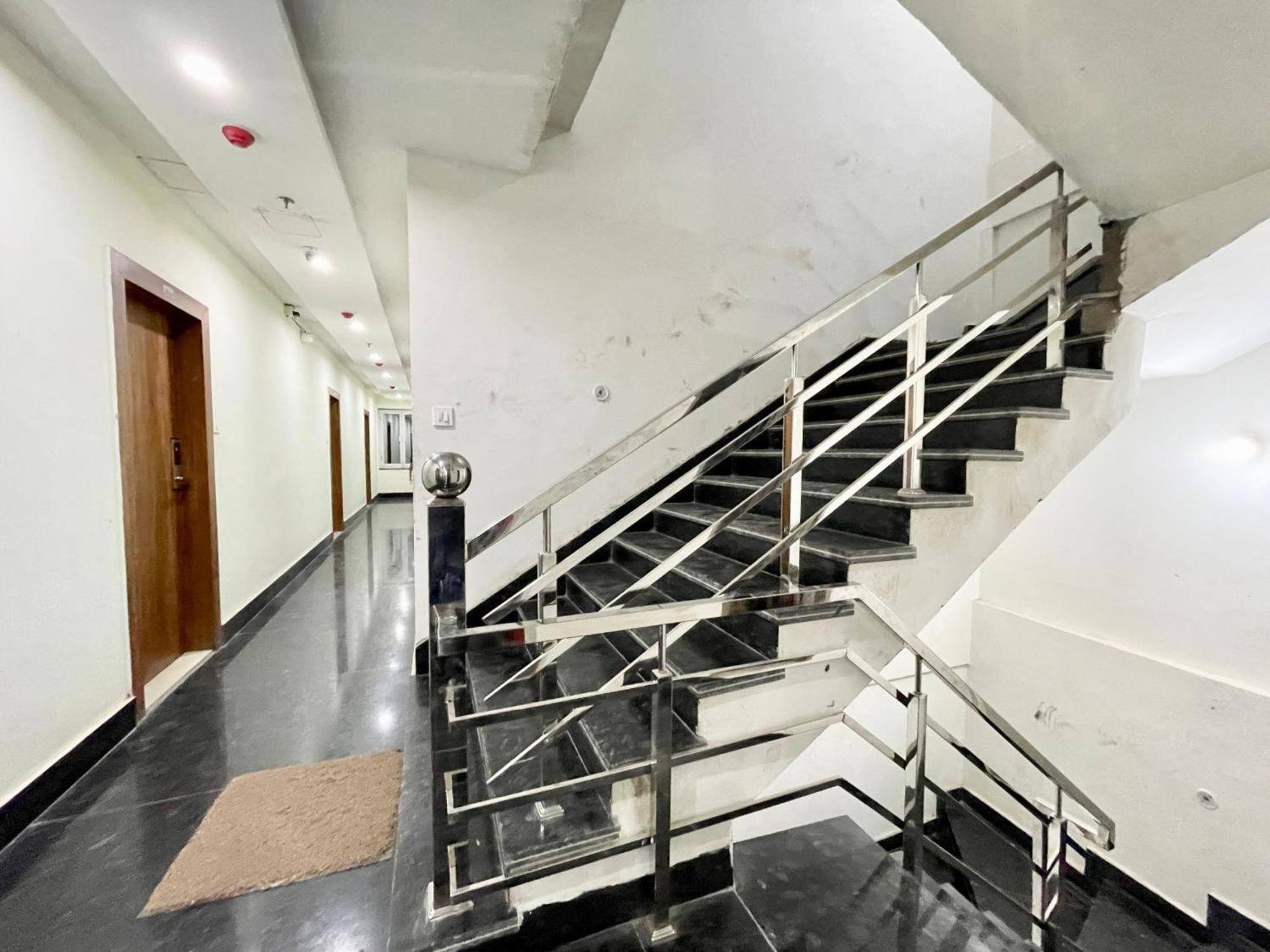 Hotel Shree Radha Krishna Váránaszi Kültér fotó