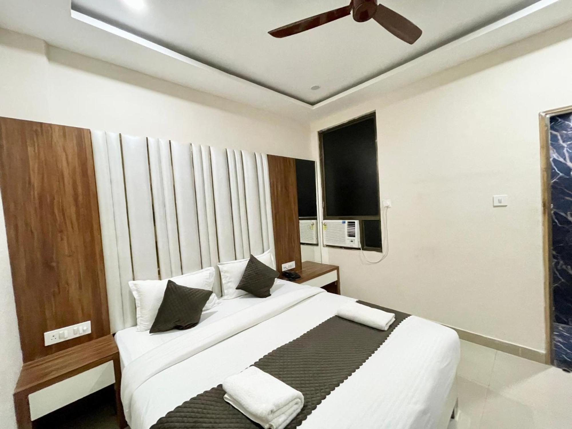 Hotel Shree Radha Krishna Váránaszi Kültér fotó